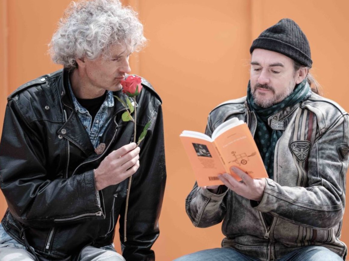 Une rose et un balai